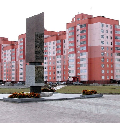 Стела в честь нефтяников-первопроходцев